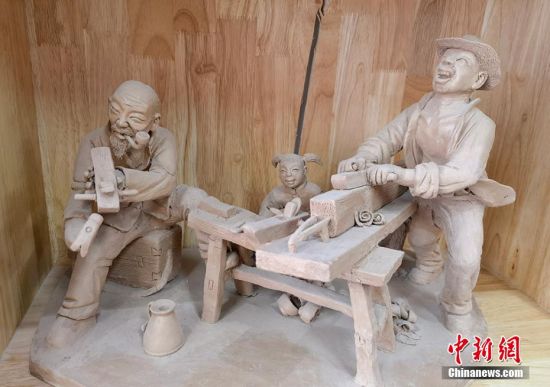 圖為泥塑作品。 劉玉桃 攝