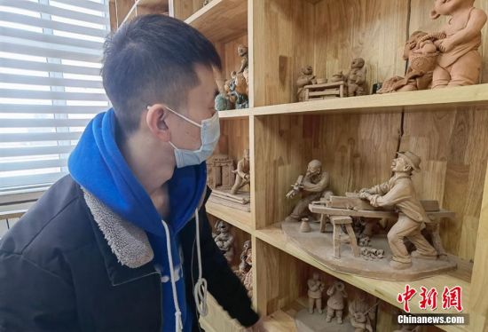 圖為學生欣賞泥塑作品。 劉玉桃 攝