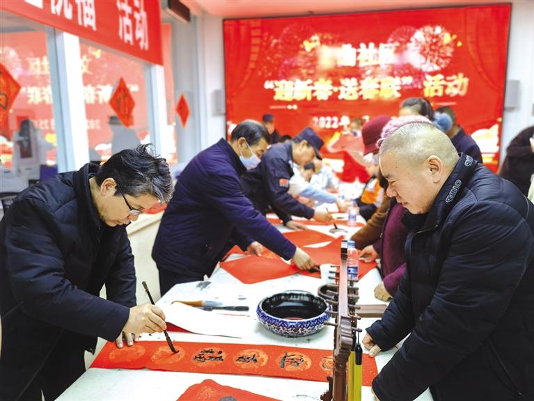 蘭州新區(qū)開展“墨香四溢送春聯(lián)·情暖文曲送祝?！被顒?dòng)