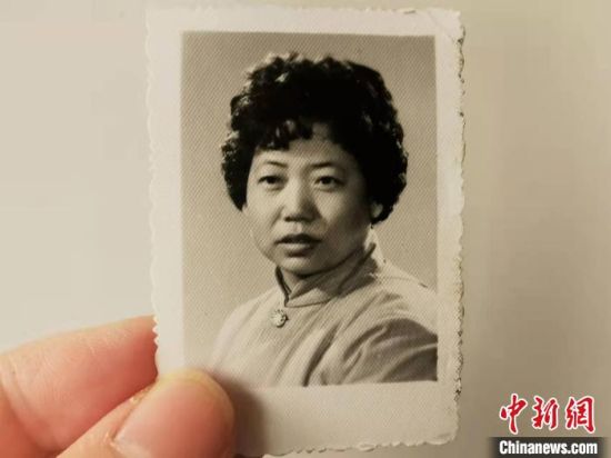 圖為20世紀(jì)80年代，蘭州照相館拍攝的人物肖像照，如今仍然有很多人選擇拍攝這樣的照片留作紀(jì)念。　王牧雨 攝