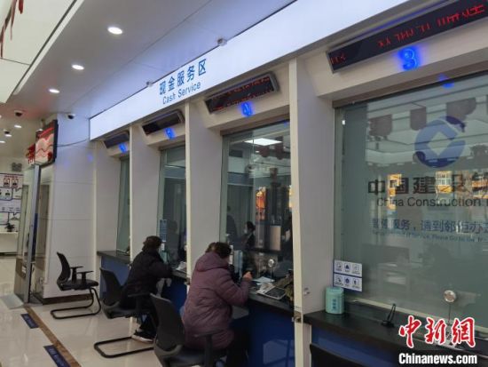 圖為蘭州市民在銀行兌換新鈔。　徐雪 攝