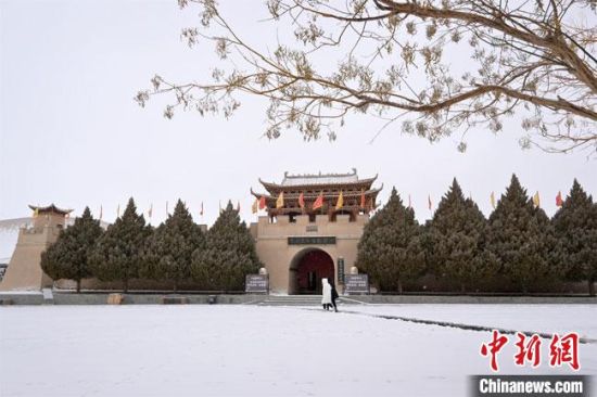 圖為2月17日，游人在鳴沙山月牙泉景區(qū)內(nèi)體驗(yàn)大漠雪景?！《鼗褪形穆镁止﹫D