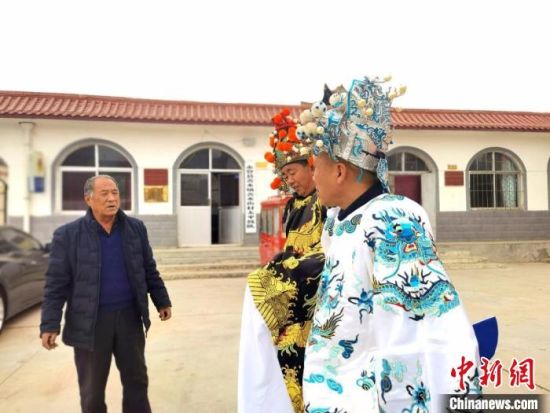 圖為69歲的“苦水高高蹺”國(guó)家級(jí)傳承人巨海全(左一)，叮囑徒弟們高高蹺練習(xí)技巧要領(lǐng)?！￠Z姣 攝