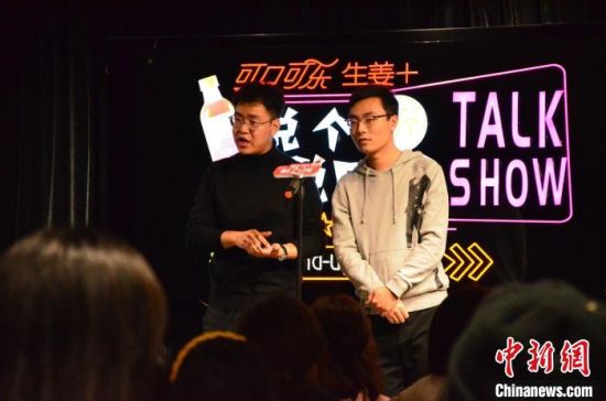 圖為脫口秀演員搭檔表演?！钅?攝