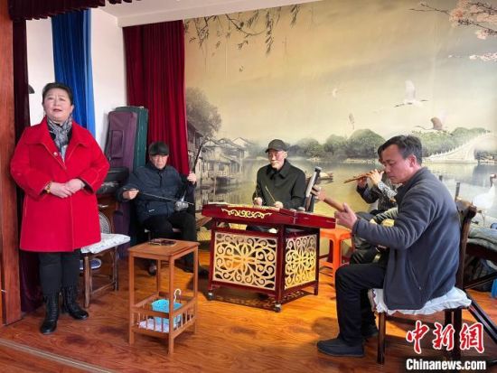 圖為蘭州鼓子表演者王常玉登臺(tái)演唱，她是這項(xiàng)入列國(guó)家級(jí)非物質(zhì)文化遺產(chǎn)的曲藝表演者中，為數(shù)不多的女演員?！堨下?攝
