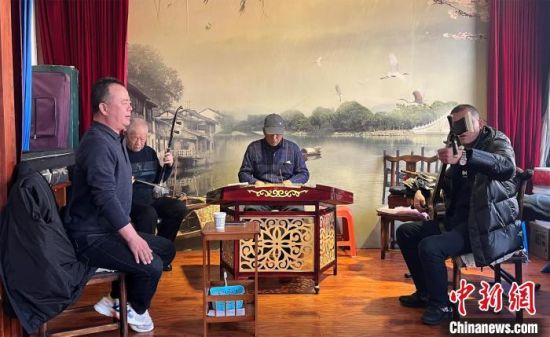 圖為蘭州鼓子愛好者在傳習(xí)所內(nèi)互相搭檔上臺(tái)演出?！堨下?攝