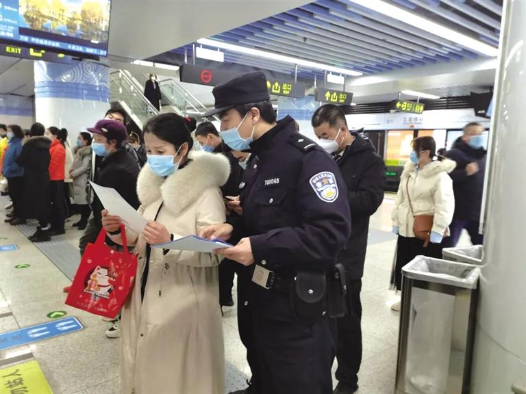 講解詐騙套路 普及“斷卡”常識(shí) 蘭州城關(guān)公安分局、交通治安分局聯(lián)合反詐宣傳進(jìn)地鐵