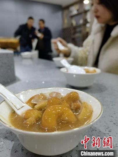 圖為酒泉美食“糊鍋”?！∫蟠河?攝