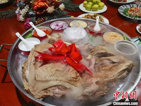圖為酒泉美食“漢蒸全羊”?！●T志軍 攝