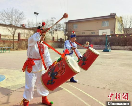 圖為劉玉均(右一)身穿青花服與隊(duì)員一起練習(xí)動(dòng)作?！堟?攝