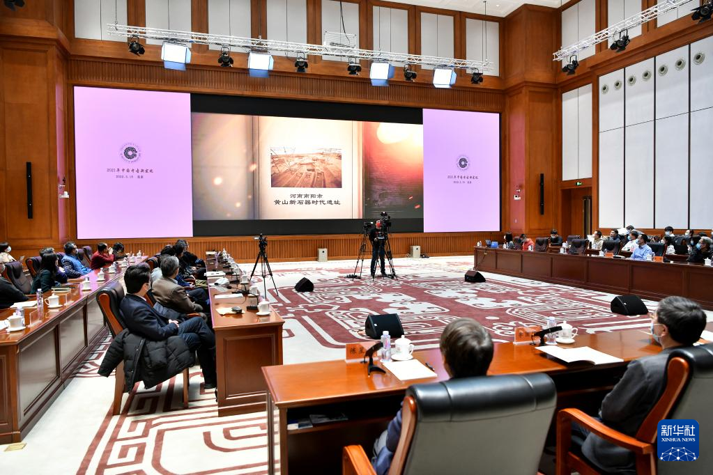 3月18日，在“中國社會科學(xué)院考古學(xué)論壇·2021年中國考古新發(fā)現(xiàn)”上，參會人員觀看宣傳視頻。