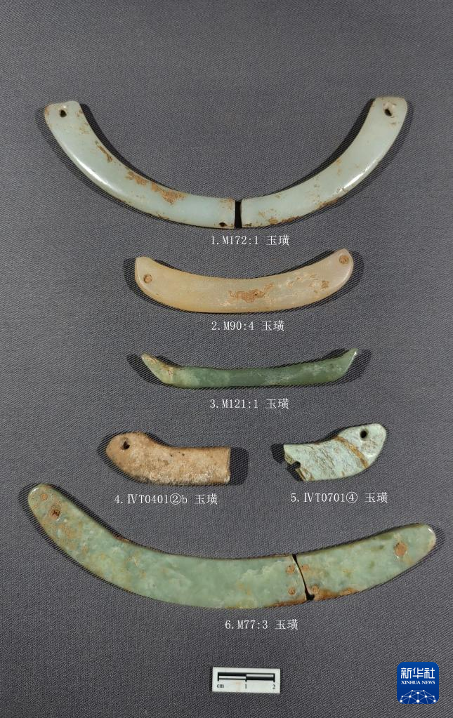 河南南陽市黃山新石器時(shí)代遺址出土的屈家?guī)X文化玉璜（資料圖）。
