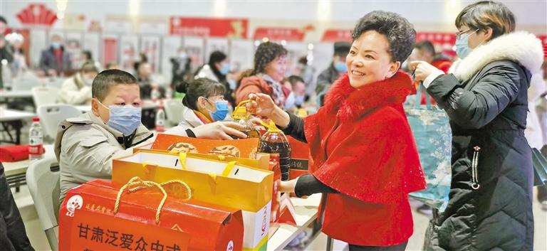 身殘志堅(jiān)的郭淑芳與愛同行37年 點(diǎn)一盞燈，照亮別人也照亮自己