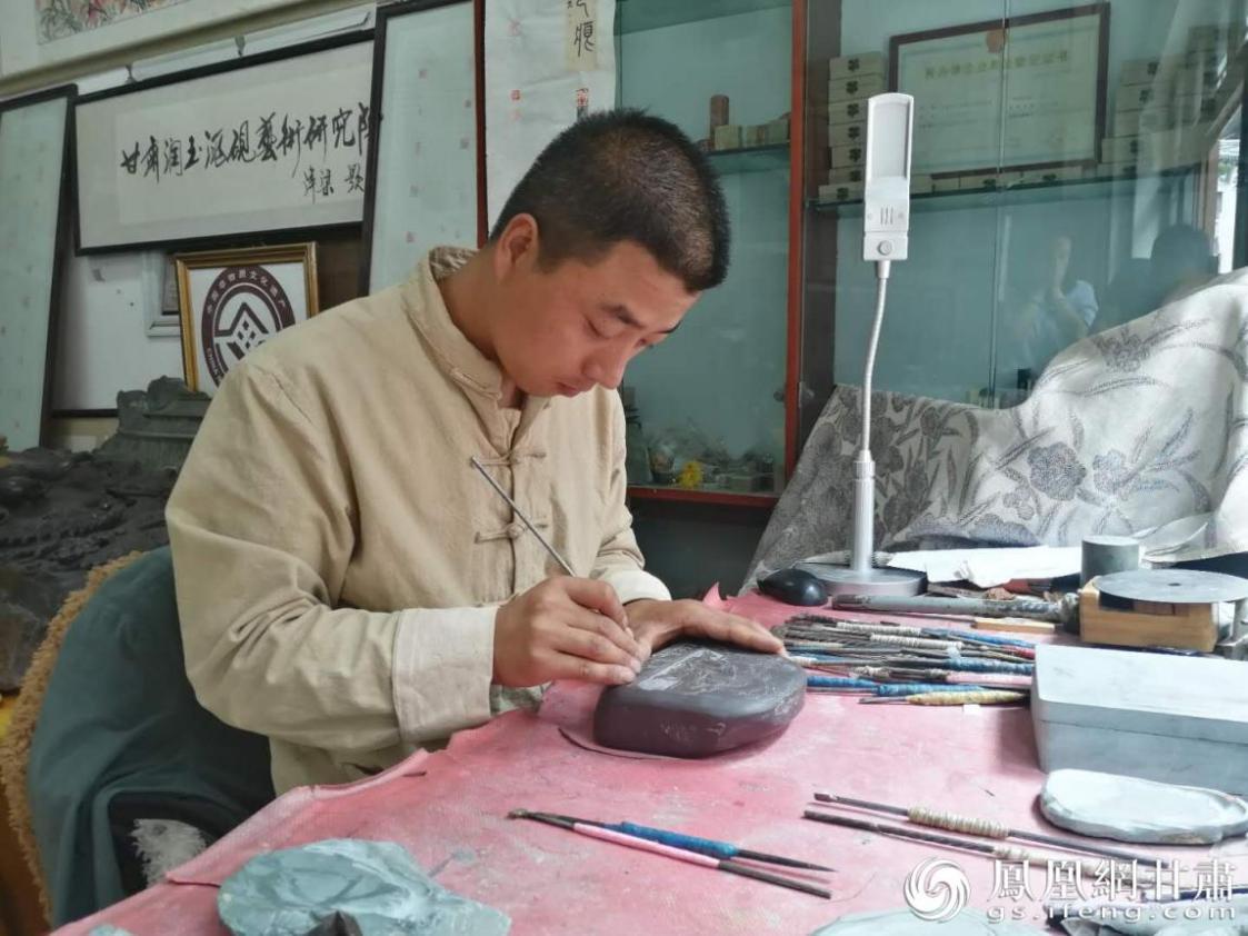 洮硯制作技藝第六代傳人、國(guó)家藝術(shù)基金資助青年藝術(shù)家、正高級(jí)洮硯雕刻藝術(shù)師李江平十年如一日專(zhuān)注于洮硯制作 圖源自網(wǎng)絡(luò)