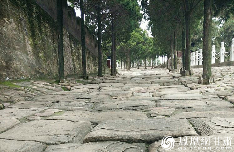 司馬遷祠的山崗下面有一段司馬古道，石條為北宋時鋪設(shè)，歷經(jīng)800余年的雨水沖刷、風(fēng)化、人走車碾，石條上的車轍印是這里曾經(jīng)繁華的歷史見證，又好像昭示太史公一生的坎坷與悲壯。楊文遠(yuǎn) 攝