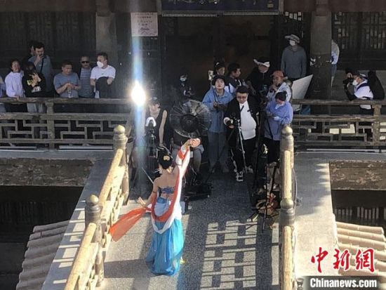 圖為5月以來，“奧大?！敝辈ガF(xiàn)場引游客圍觀?！《鼗褪形麄鞑抗﹫D