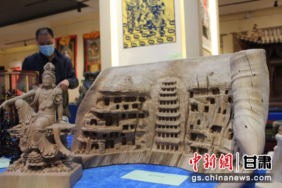 連日來(lái)，甘肅省工藝美術(shù)行業(yè)評(píng)審認(rèn)定工作會(huì)議在蘭州舉行。圖為以敦煌莫高窟為題材的木雕作品《守護(hù)》。徐雪 攝