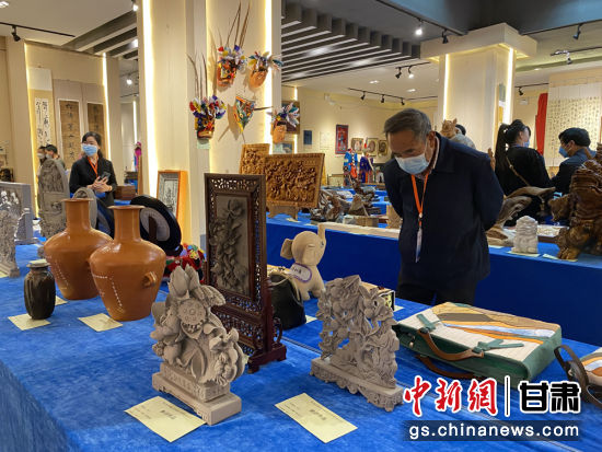 來(lái)自全省的近800件作品進(jìn)入專家評(píng)審環(huán)節(jié)，作品涵蓋雕塑雕刻、漆器、工藝花畫(huà)等多個(gè)類別。徐雪 攝
