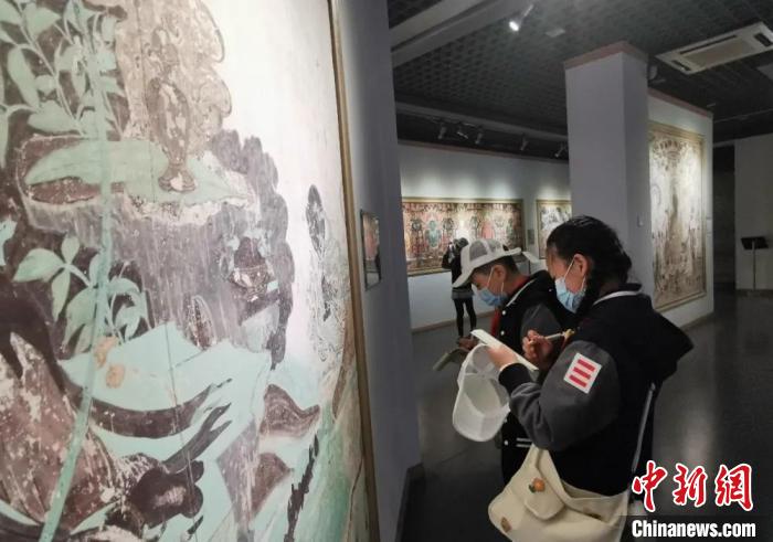 圖為學(xué)生參觀敦煌藝術(shù)館。(資料圖) 蘭州大學(xué)附屬學(xué)校供圖