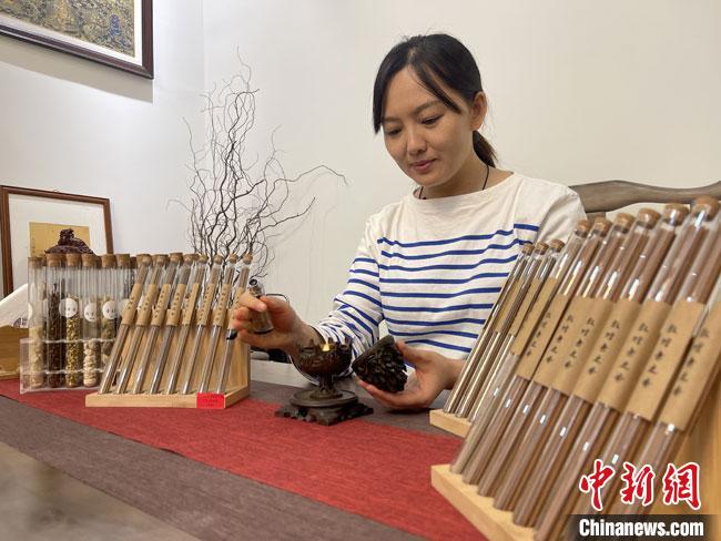 圖為魯雯展示燃香禮儀?！「攥?攝