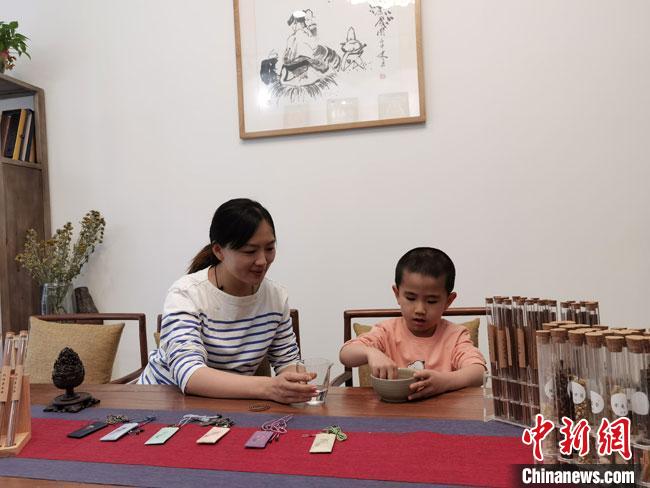 圖為魯雯為小學(xué)員授課和培訓(xùn)。　馮志軍 攝