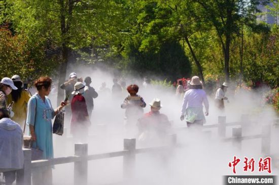 蘭州市寓言故事園化身“瑤池”仙境美景，吸引不少市民前來觀賞、拍照?！【琶赖┰?攝
