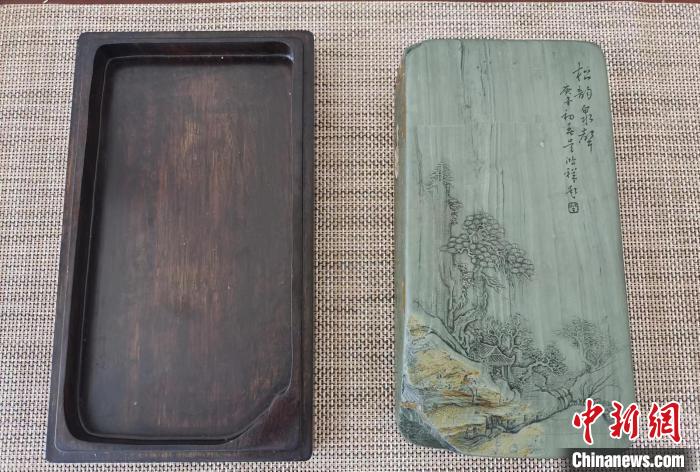 圖為甘肅甘南州洮硯藝人為提升洮硯文化內(nèi)涵，制作“一盒一拓”成品展示。(資料圖) 張婧 攝