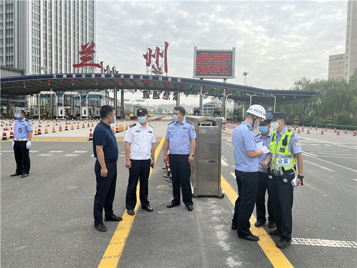 7月13日，蘭州市紀(jì)委監(jiān)委第四監(jiān)督檢查室聯(lián)合市紀(jì)委監(jiān)委派駐市公安局紀(jì)檢監(jiān)察組檢查環(huán)蘭檢查站疫情防控措施落實(shí)情況。.jpg