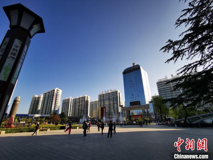 2020年7月12日，甘肅省定西市隴西縣城廣場(chǎng)，居民在晨練。(資料圖) 殷春永 　攝