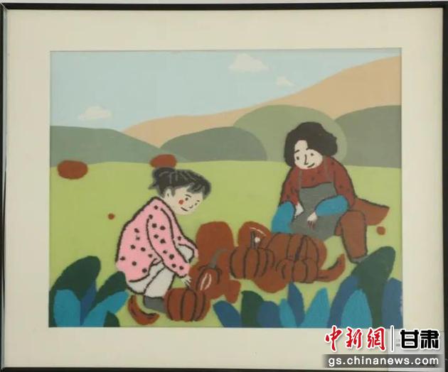 嘉峪關(guān)市新城鎮(zhèn)新城村農(nóng)業(yè)產(chǎn)業(yè)園區(qū)內(nèi)，母女兩人在摘南瓜。刺繡 馬艾米乃 繡稿 敬紅霞