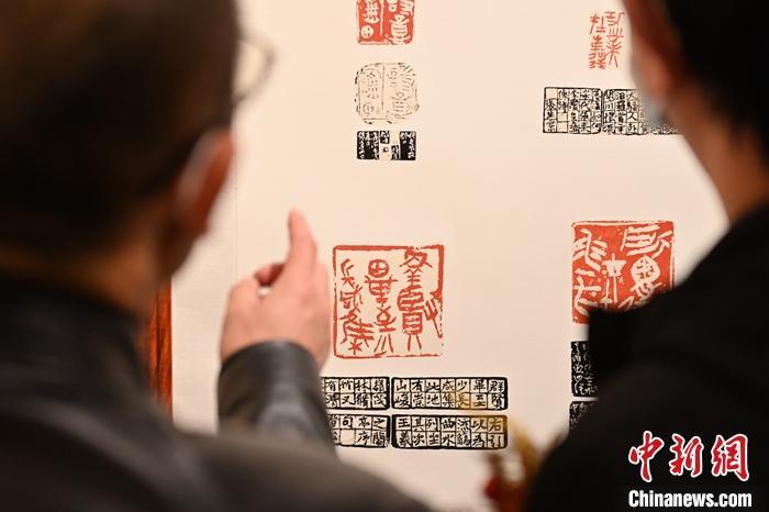 圖為甘肅蘭州，參展作品吸引參觀者。 中新社記者 李亞龍 攝