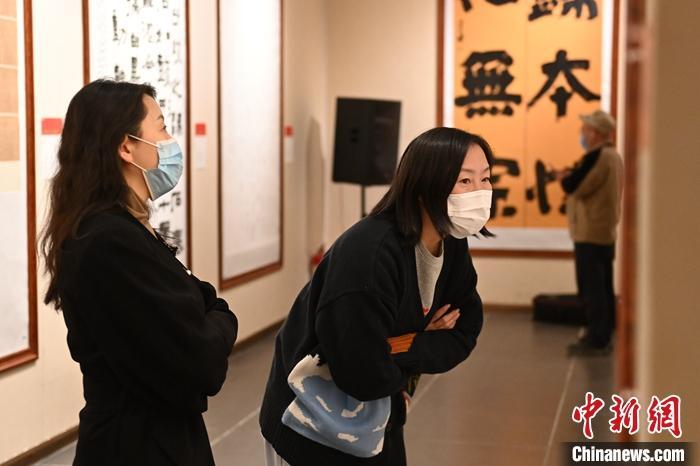 圖為甘肅蘭州，參展書法作品吸引參觀者。 中新社記者 李亞龍 攝