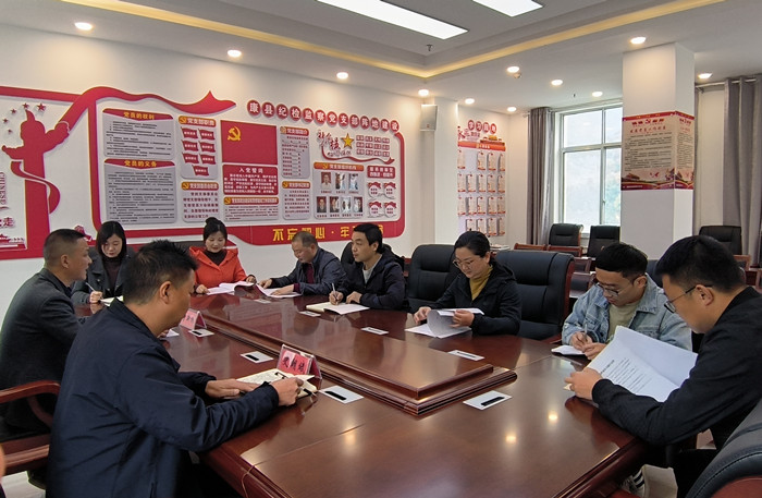 10月19日，康縣紀(jì)委監(jiān)委組織部分班子成員，辦公室、信訪室、案管室、審理室、紀(jì)檢監(jiān)察室等相關(guān)工作人員開展黨的二十大報(bào)告專題討論。.jpg