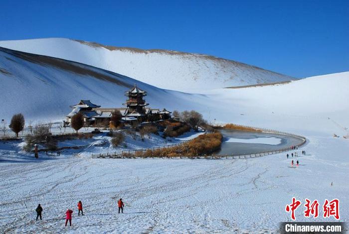 敦煌市鳴沙山月牙泉雪景如畫。(資料圖) 張曉亮 　攝