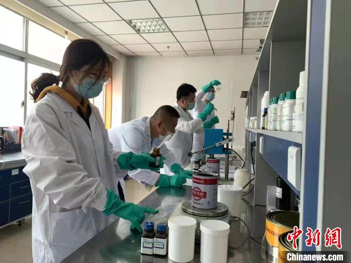 圖為肖菲(前一)帶領(lǐng)團隊研發(fā)水性涂料。(資料圖) 受訪者供圖