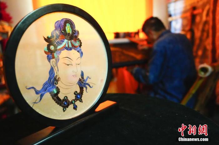 圖為劉云帆所創(chuàng)作的敦煌元素刺繡作品。 中新社發(fā) 謝秉錫 攝