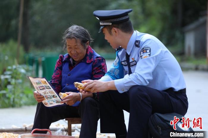 圖為民警背警務(wù)小包給民眾宣講政策。(資料圖) 甘肅省公安廳供圖