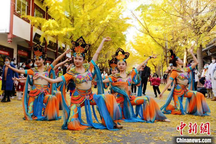 圖為秦州區(qū)文旅局組織的舞蹈隊帶來的舞蹈《絲路》?！∏刂輩^(qū)委宣布供圖