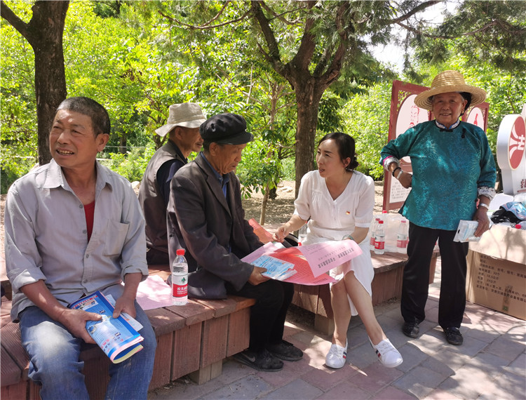5.宕昌縣新城子藏族鄉(xiāng)紀(jì)委開展信訪舉報(bào)宣傳，幫助廣大基層黨員干部提高黨紀(jì)法規(guī)意識(shí).jpg