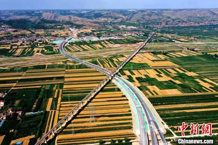 圖為甘肅境內的高速公路。(資料圖) 甘肅省交通運輸廳供圖