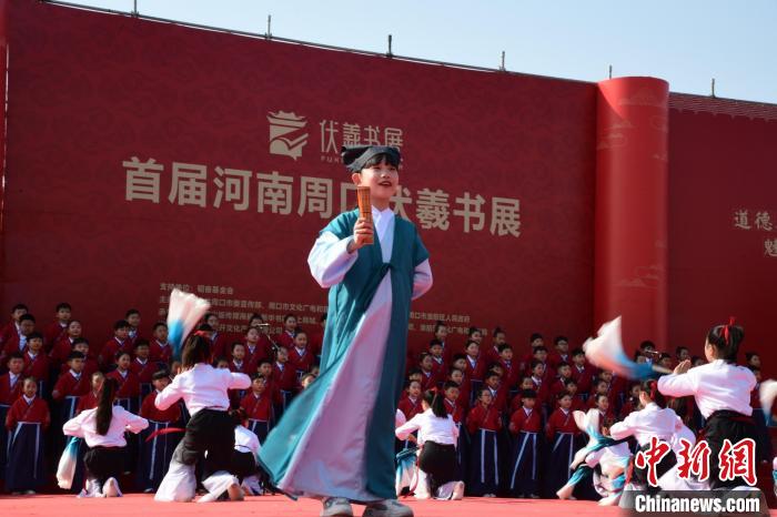 圖為學(xué)生們在開幕式上誦讀經(jīng)典?！×赫赵?攝