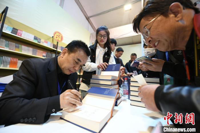 圖為作家王躍文現(xiàn)場簽名售書?！×赫赵?攝