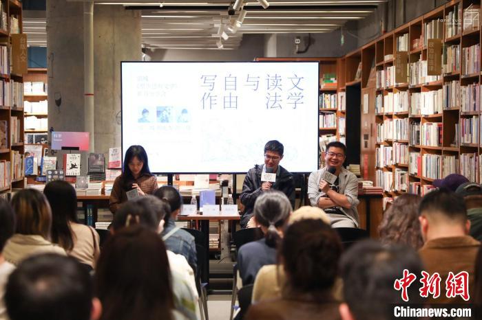 《至少還有文學(xué)》推出：在今天，我們?yōu)槭裁催€需要文學(xué)？