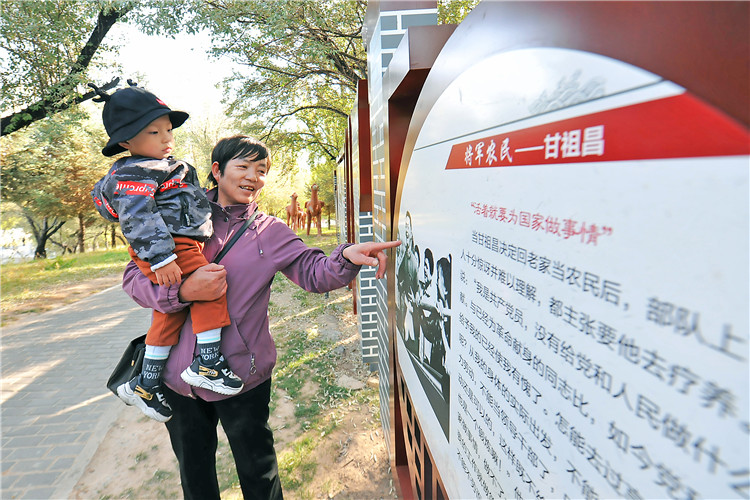 嘉峪關(guān)市紀委監(jiān)委通過實施“政治鑄廉、教育促廉、文化育廉、陣地助廉、監(jiān)督固廉”等“五廉”行動，深入推進新時代廉潔文化建設(shè)。圖為市民在迎賓湖絲路廉潔文化主題公園“勤廉楷模墻”接受廉潔文化教育。.jpg