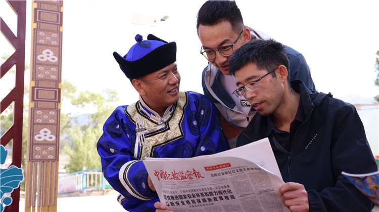 2023年6月8日，甘肅省張掖市肅南裕固族自治縣紅灣寺鎮(zhèn)紀委工作人員在一小區(qū)廉政文化主題廣場與社區(qū)居民拉家常，宣傳廉潔知識，共話廉潔文化.jpg