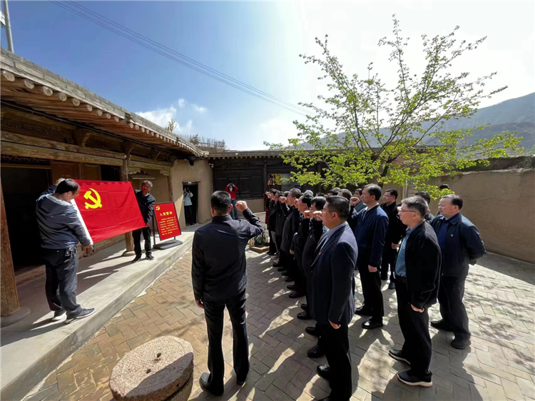 圖為臨夏州紀委監(jiān)委組織黨員干部在東鄉(xiāng)縣布塄溝黨史教育基地開展革命教育活動，賡續(xù)紅色血脈、汲取奮進力量、激發(fā)干事熱情。.png