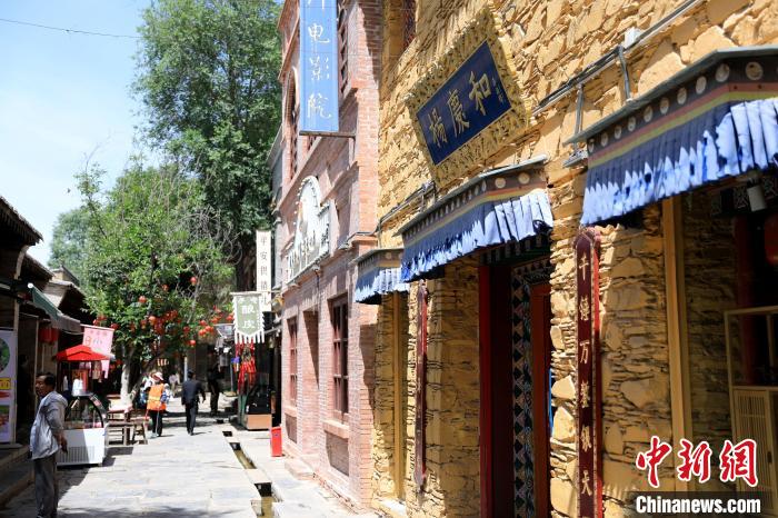 圖為平安驛·河湟民俗文化體驗(yàn)地的門(mén)店。　薛蒂 攝