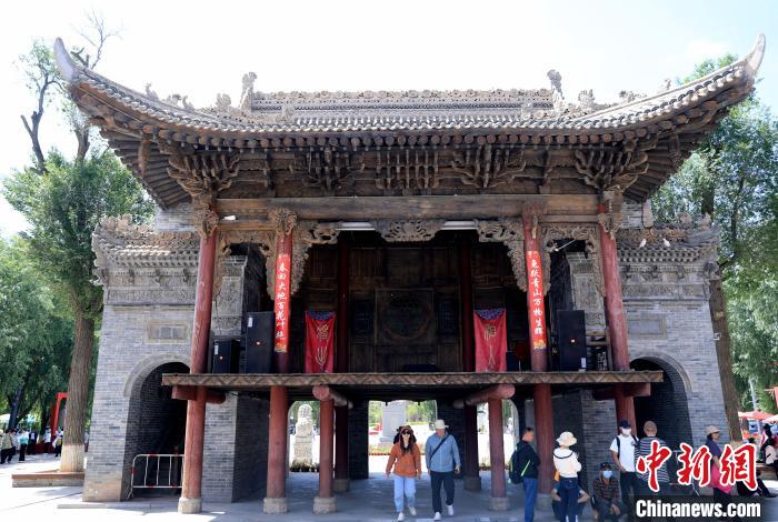 圖為平安驛·河湟民俗文化體驗(yàn)地的戲樓?！⊙Φ?攝