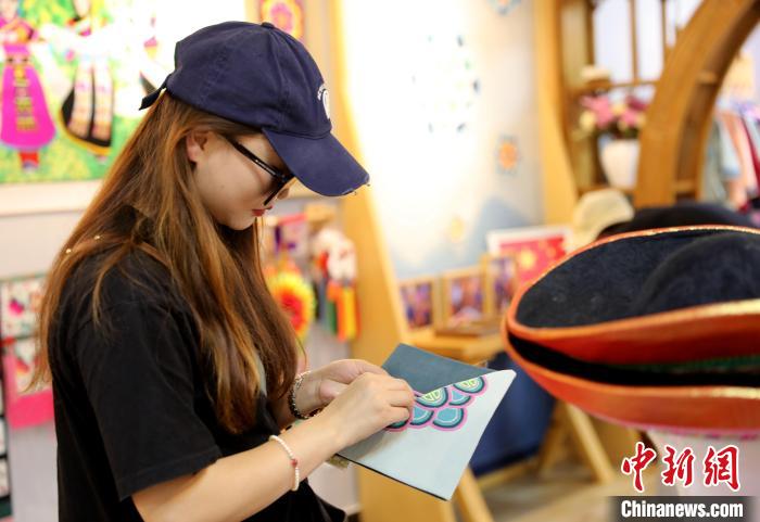 圖為民眾體驗(yàn)國(guó)家級(jí)非遺項(xiàng)目盤(pán)繡技藝?！⊙Φ?攝