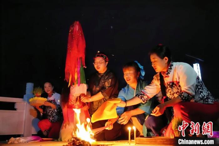 持續(xù)七天八夜的乞巧節(jié)正在西漢水上游的甘肅省西和縣進(jìn)行。西和縣姜席鎮(zhèn)晚霞湖畔，民眾“巧頭”點蠟、炷香、焚裱紙、跪拜，準(zhǔn)備將“巧娘娘”請進(jìn)院。魏朵朵 攝